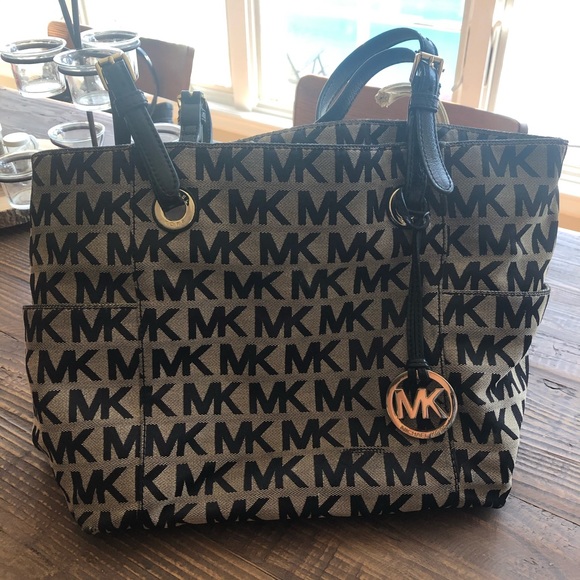 Michel Kors used medium size purse - Picture 2 of 8